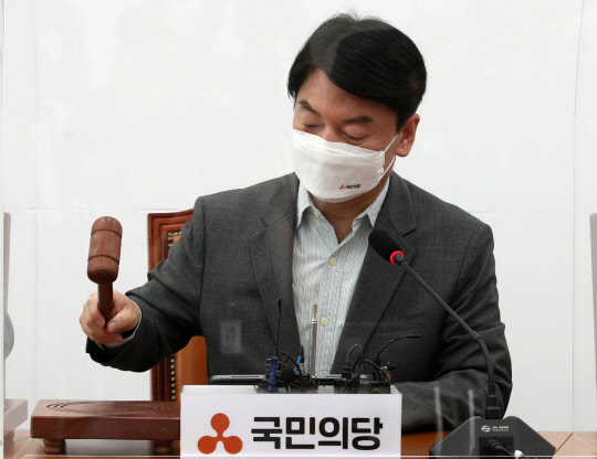 안철수 국민의당 대표가 24일 서울 여의도 국회에서 열린 최고위원회의에서 의사봉을 두드리고 있다.  연합뉴스.